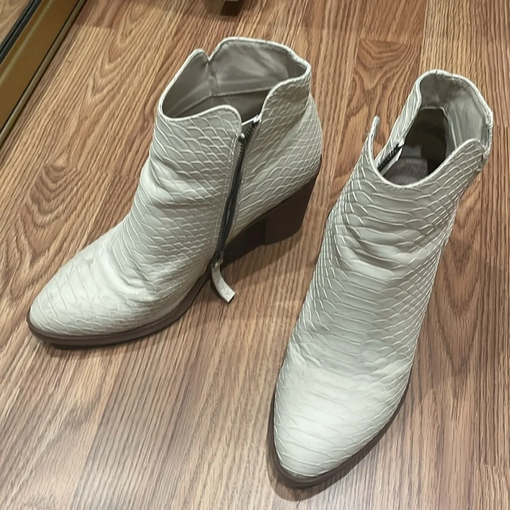 Short boot cream color with tan brown sole size 8.5 women alligator, pattern, - Picture 2 of 6